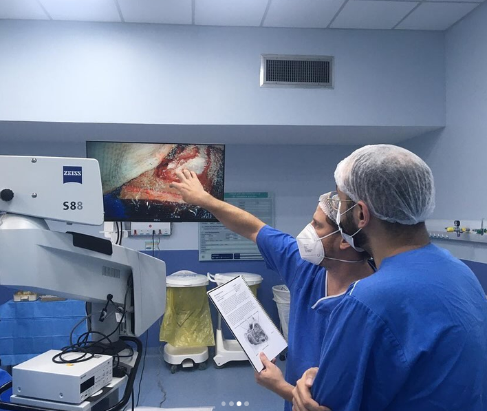 Dr. Fernão — Comandando uma cirurgia de implante coclear.
